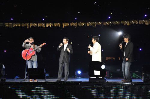 眾多明星嘉賓助陣成龍演唱會